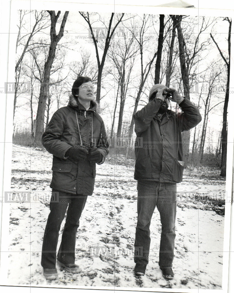 1976 Press Photo Bird Watching - Historic Images