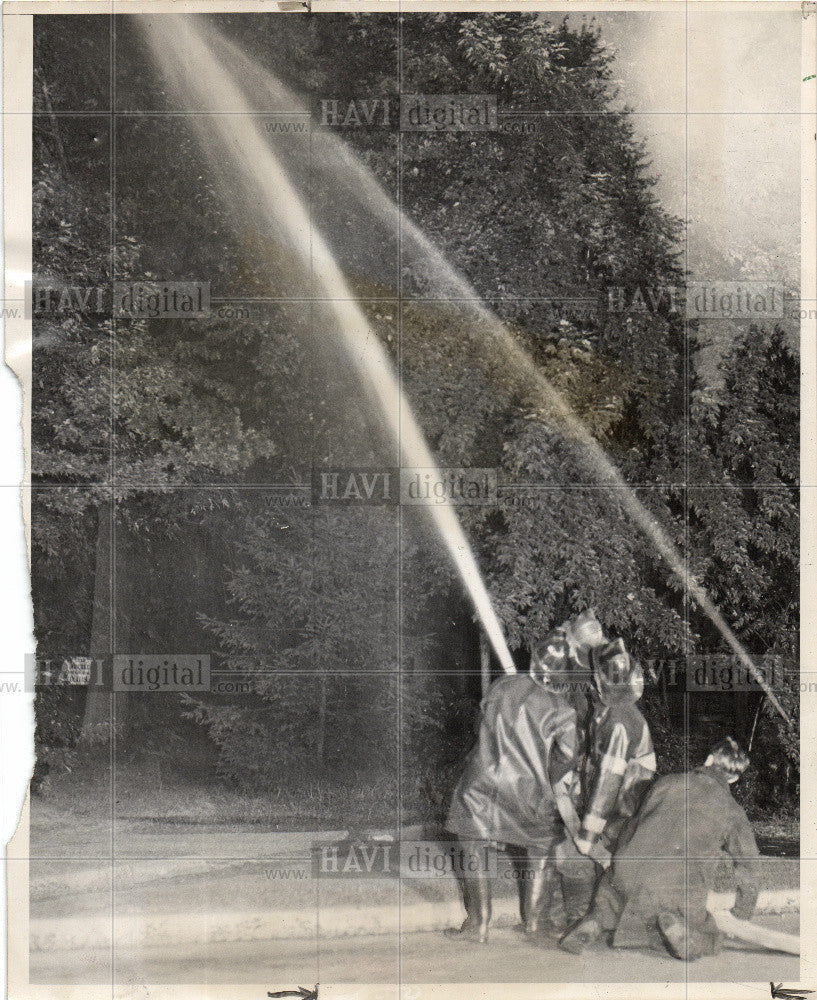 1947 Press Photo Firemen Hose Water Starlings LaSalle - Historic Images