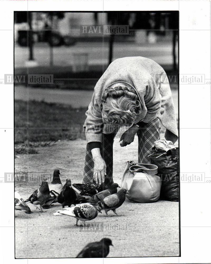 1982 Press Photo Bird Care - Historic Images