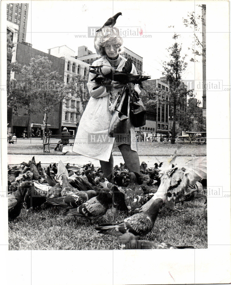 1977 Press Photo Feeding Her Friends - Historic Images