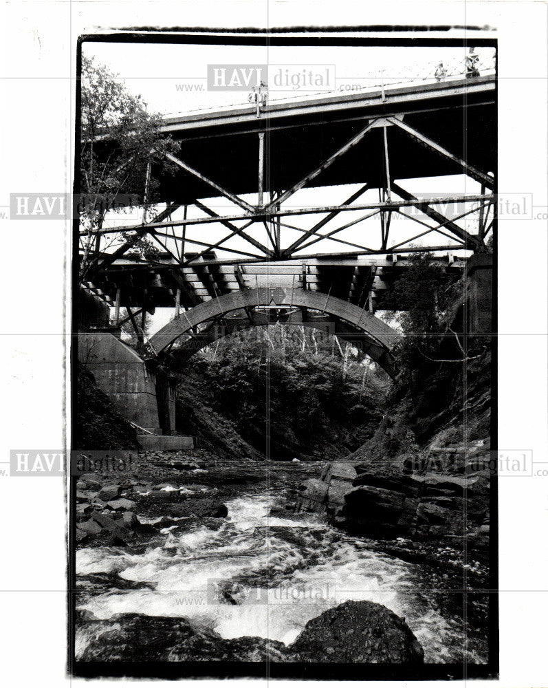 1990 Press Photo 150-foot wooden bridge - Historic Images