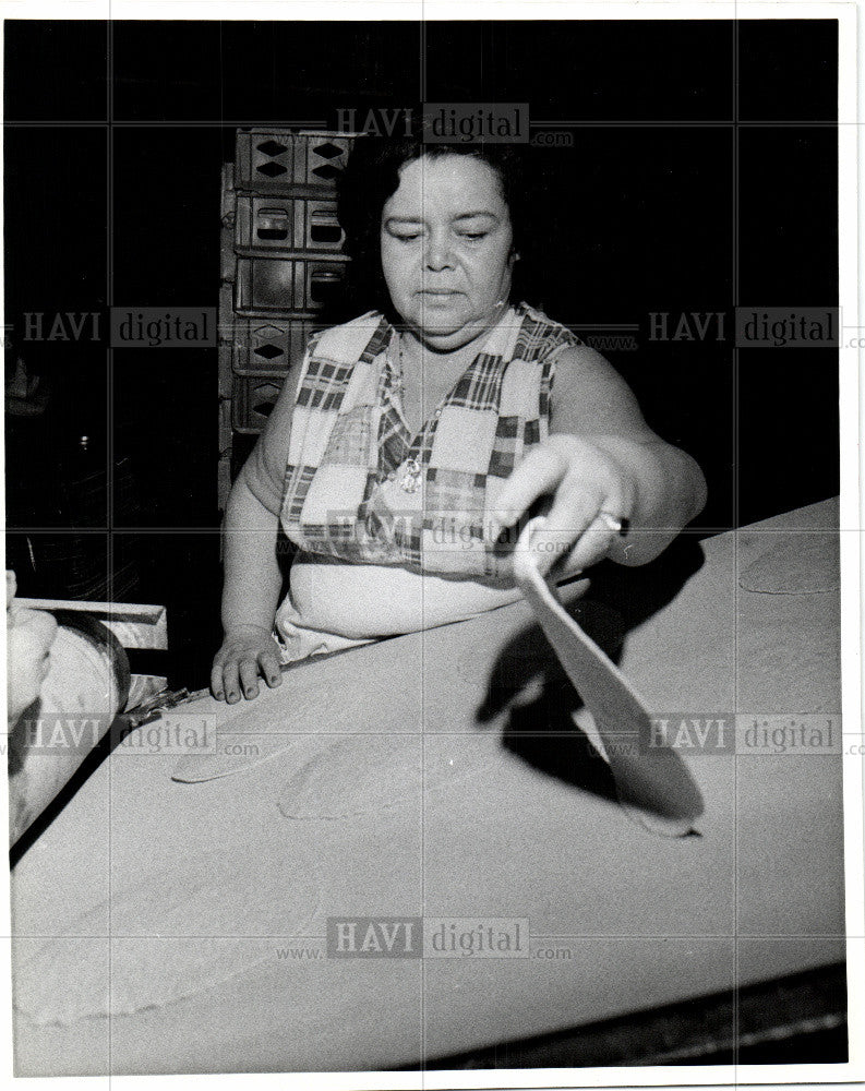 1979 Press Photo Lebanon Bakery Carmen Mercado - Historic Images