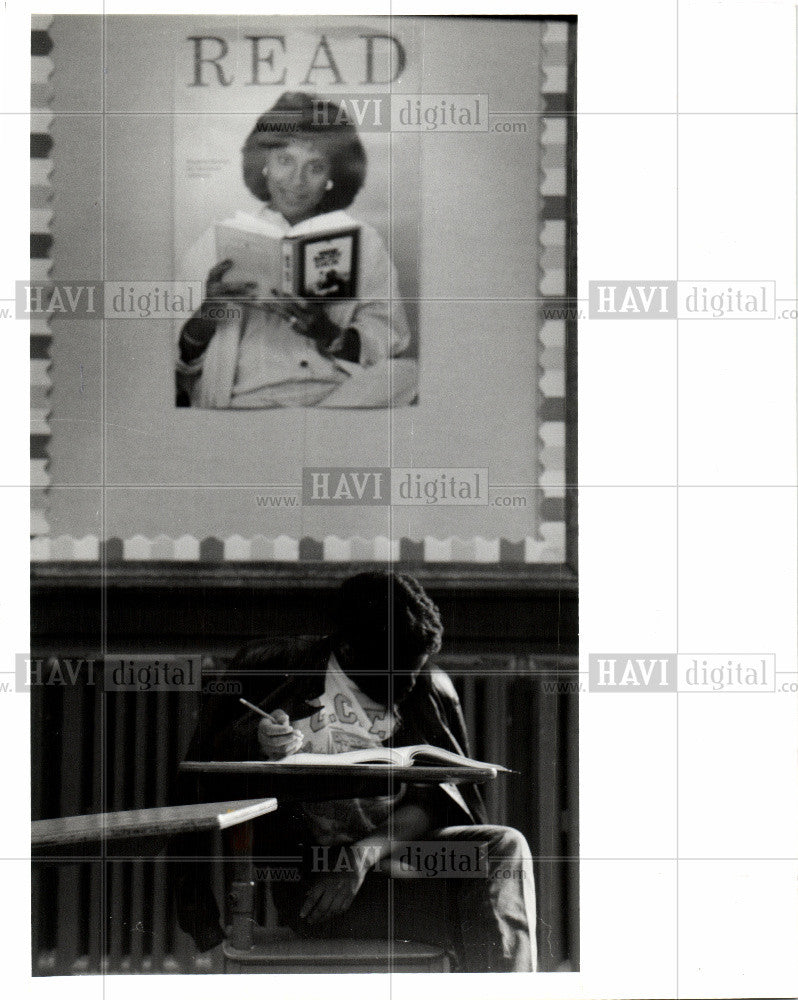 1988 Press Photo A FEMALE STUDENT READS AT HOLY CROSS - Historic Images