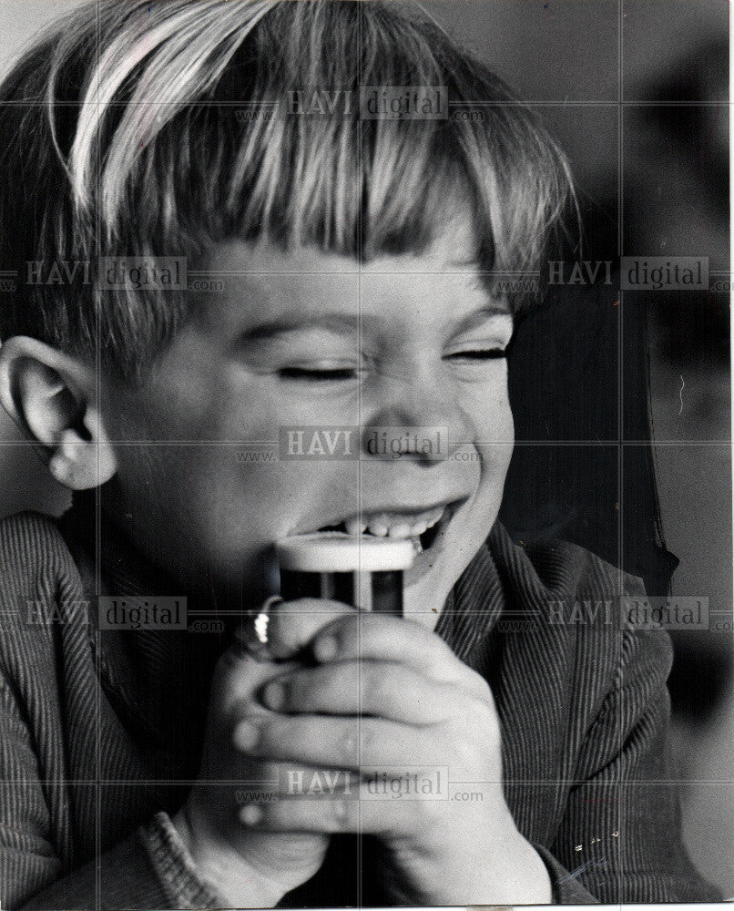 1969 Press Photo New Bottle Cap outwits Children. - Historic Images