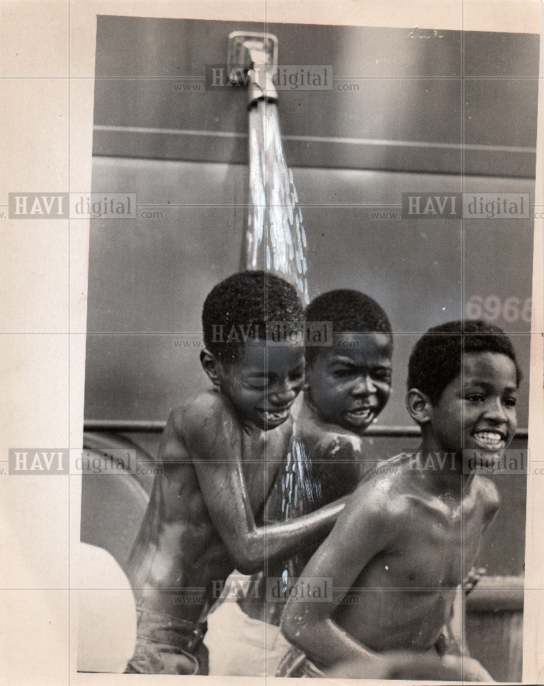 1970 Press Photo Black children taking truck shower - Historic Images