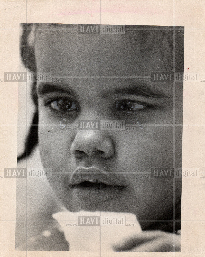 1973 Press Photo blind child crying free dental clinic - Historic Images