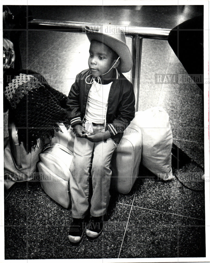 1981 Press Photo Children, hat, Bus - Historic Images