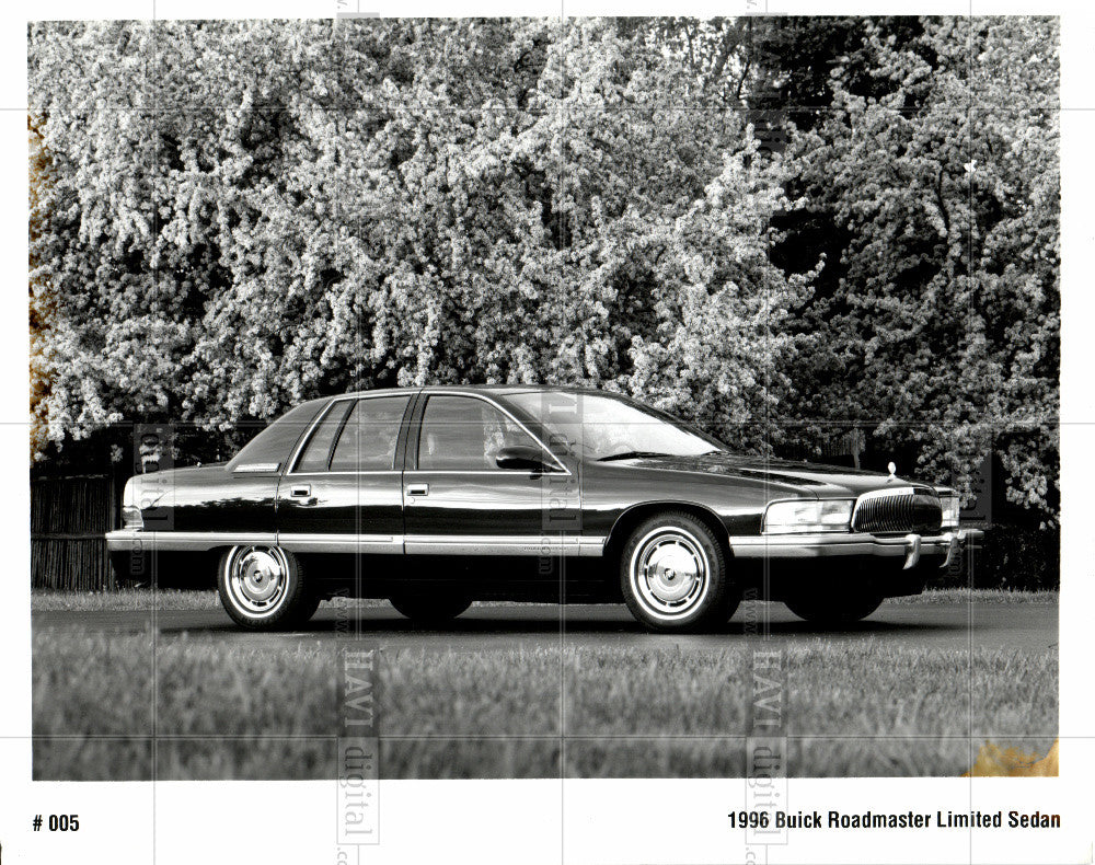 Press Photo 1996 BUICK ROADMASTER LIMITED SEDAN - Historic Images