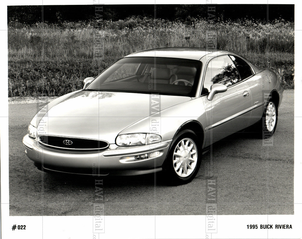 1994 Press Photo 1995 BUICK RIVIERA - Historic Images