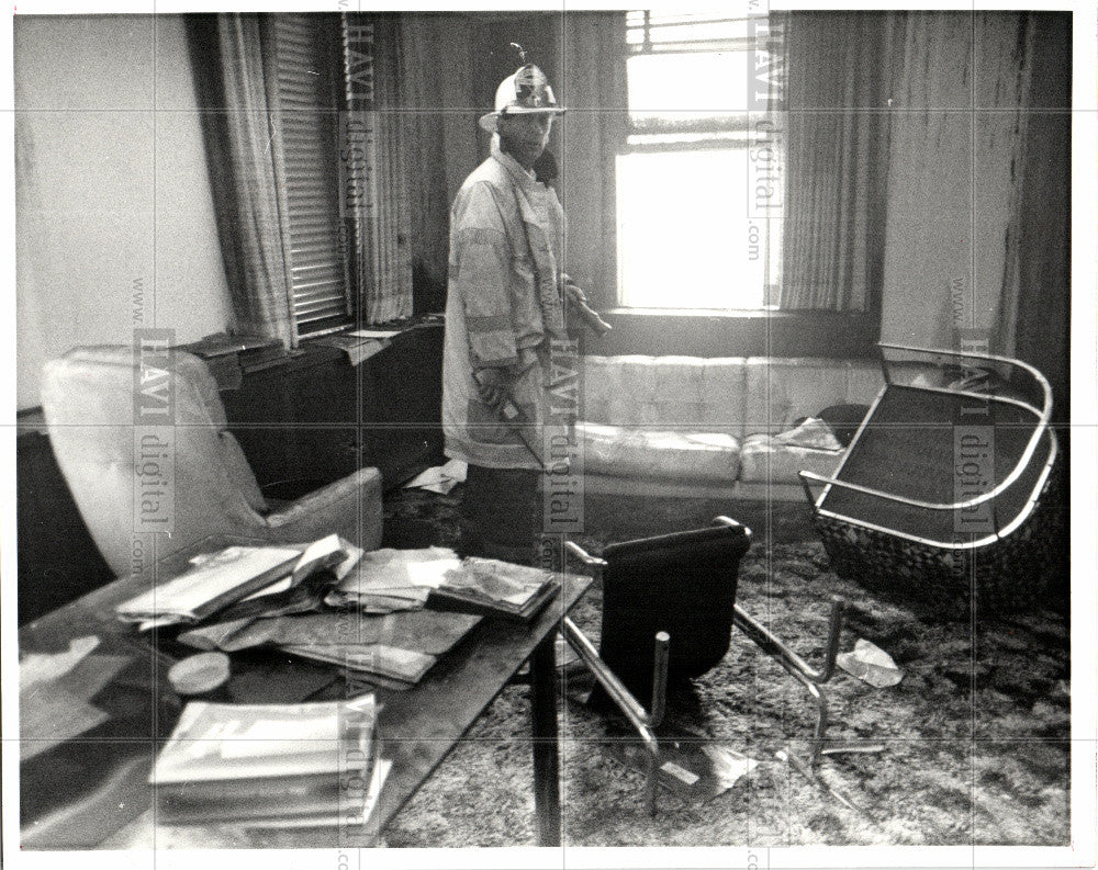 1982 Press Photo Lester Hudson office firebombed - Historic Images