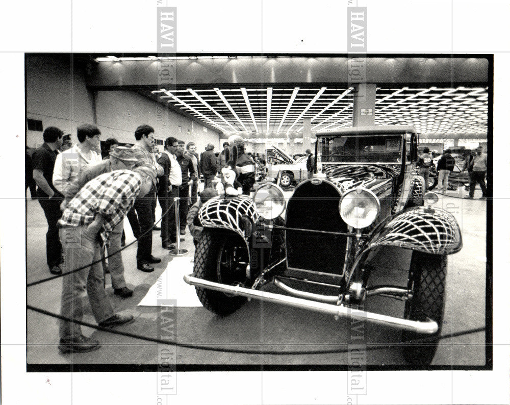 1987 Press Photo Autorama praises cars,but buries s few - Historic Images