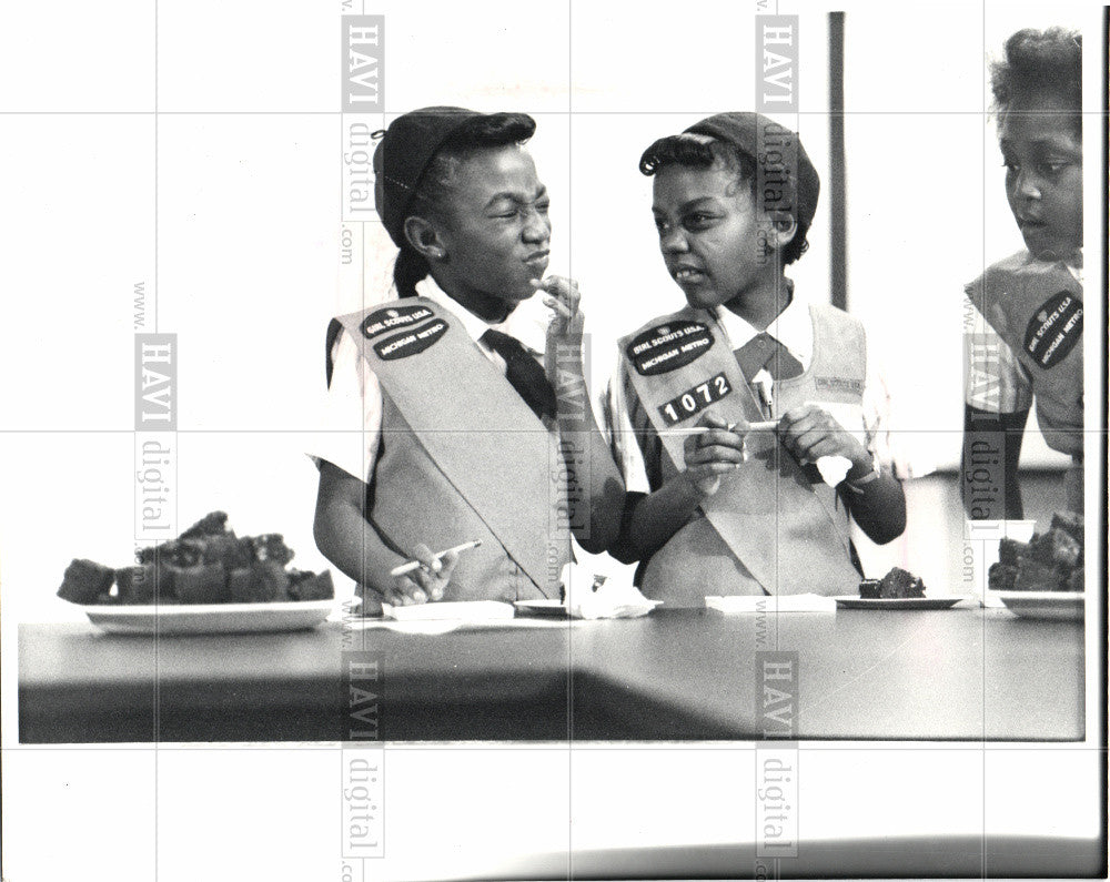 1983 Press Photo Sylvia Edwards Lavita Howard Brownie - Historic Images