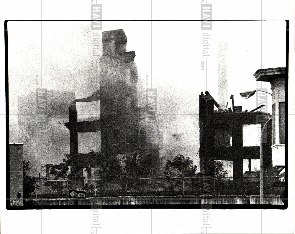 1984 Press Photo building shell smoke - Historic Images