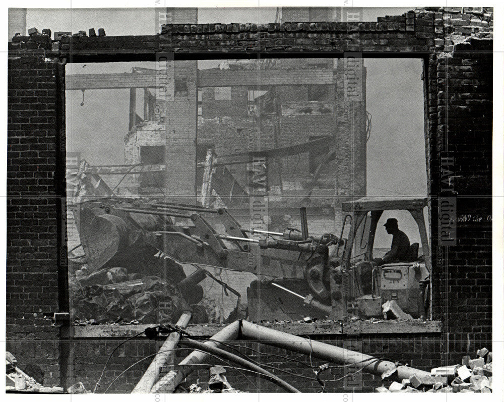 1984 Press Photo Hamtramck warehouse fire bulldozer - Historic Images