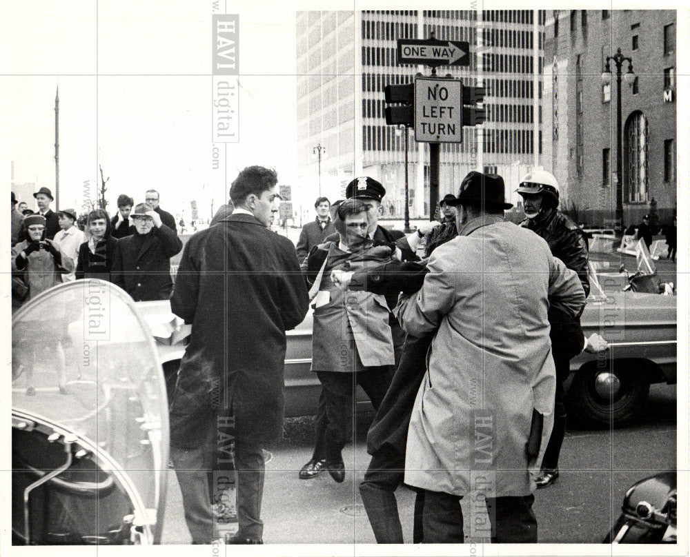 1969 Press Photo Arrest during st. Patrick Day Parade. - Historic Images