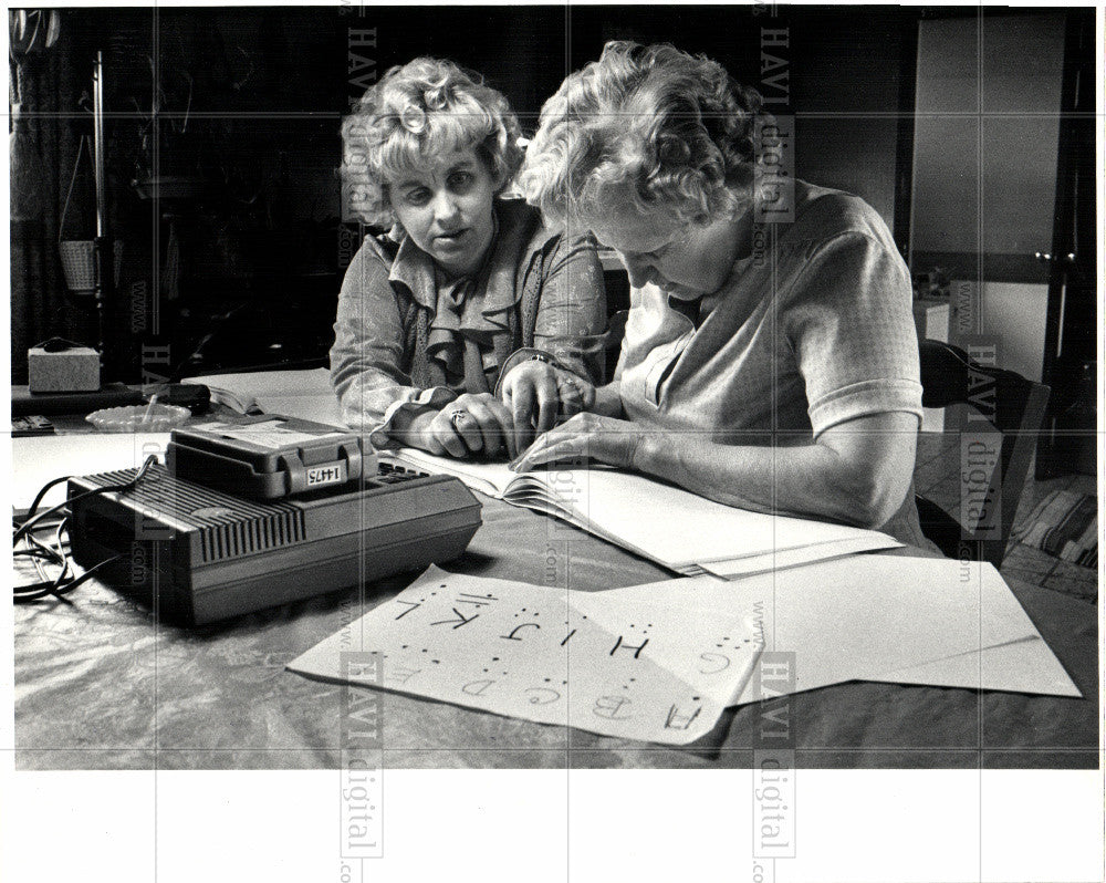 1981 Press Photo Pat Moskwa Iris Falkenburg Braille - Historic Images