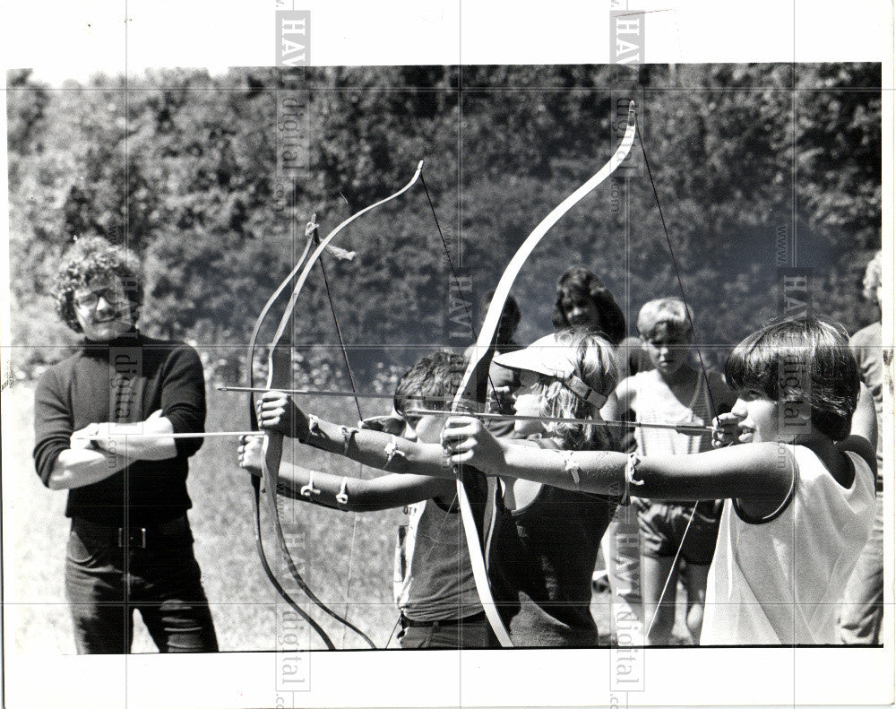 1979 Press Photo Steve Foley teaches shoot bow - Historic Images