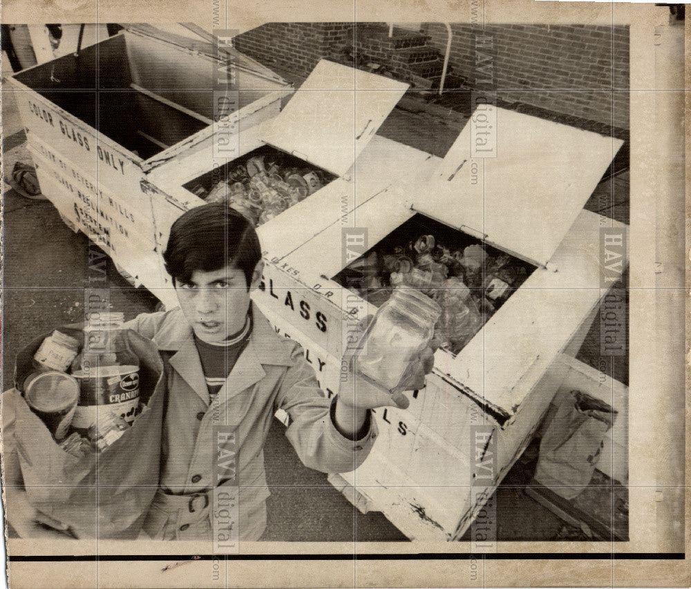 1971 Press Photo rigid container with a neck - Historic Images