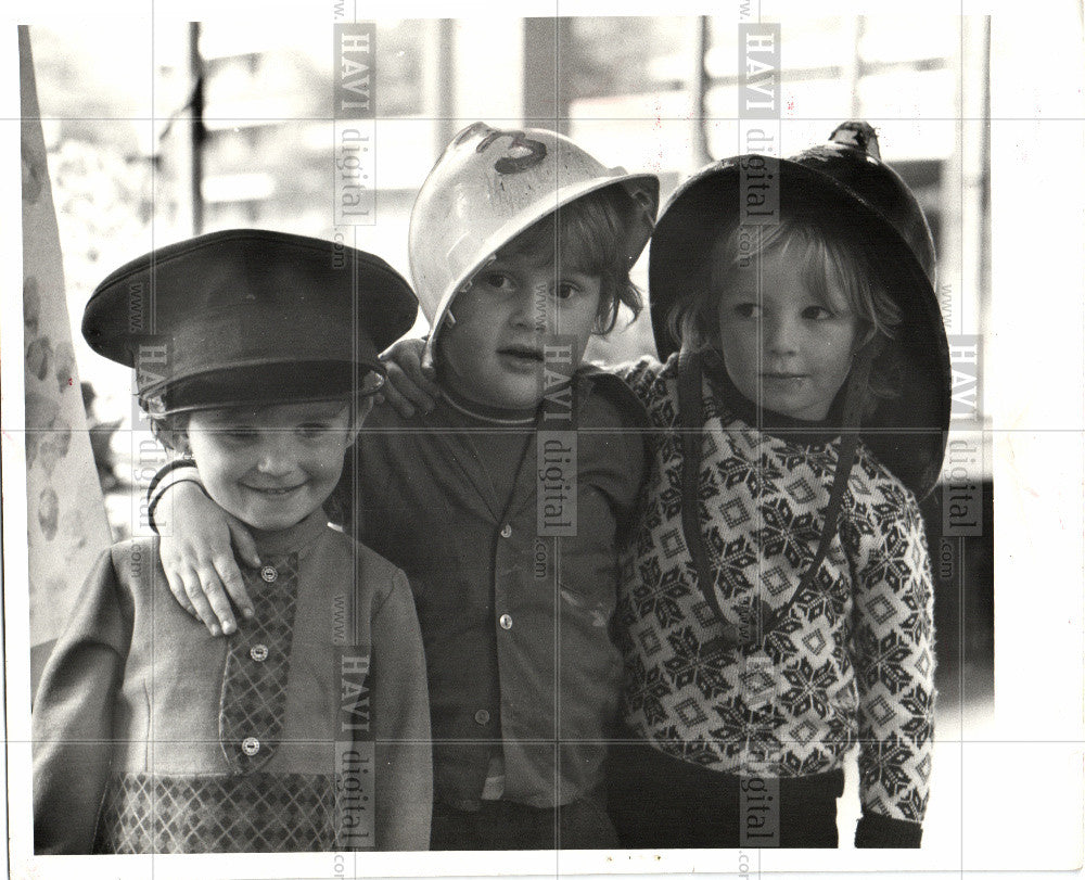 1974 Press Photo Trio - Historic Images