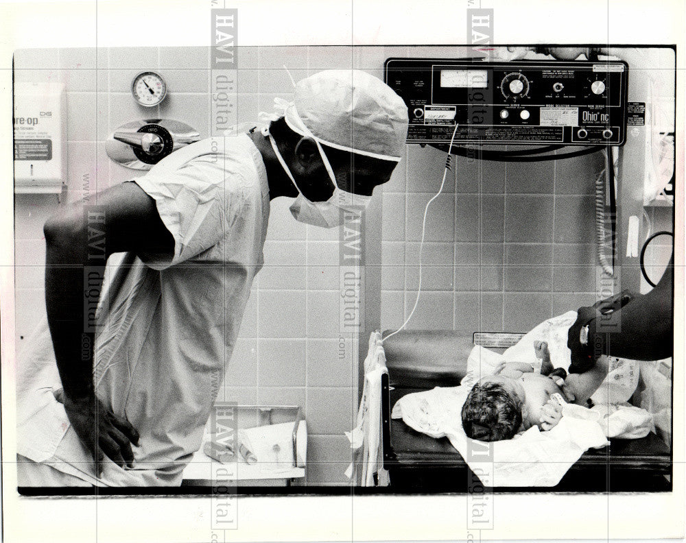 1984 Press Photo DWAYNE SMITH son birth Hutzel Hospital - Historic Images