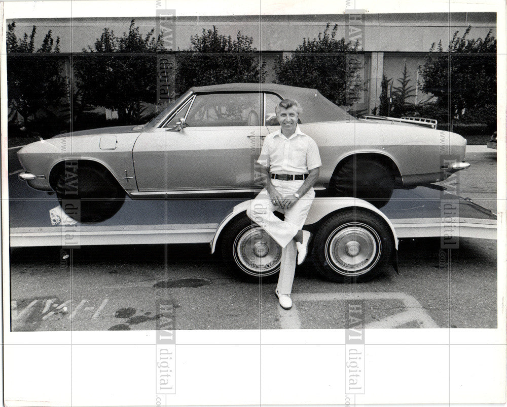 1979 Press Photo DON SCHNEIDER IN FRONT OF HIS CORVAIRS - Historic Images