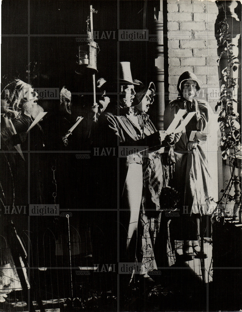 1945 Press Photo christmas carol singers - Historic Images