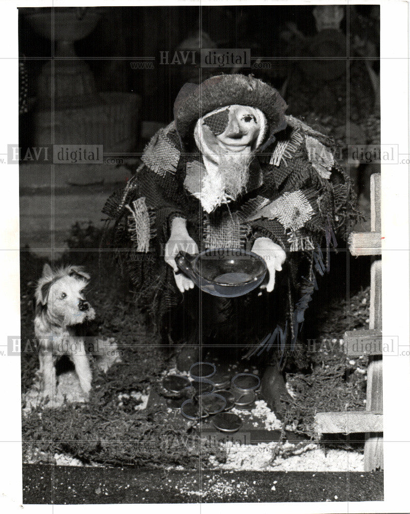 1976 Press Photo Beggar,bowl,creche,Christmas,body,dog - Historic Images