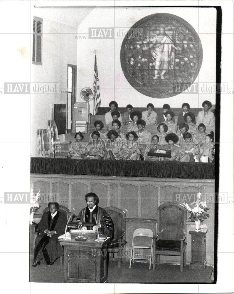 1976 Press Photo Dr. Charles Adams at hartford Avenue - Historic Images