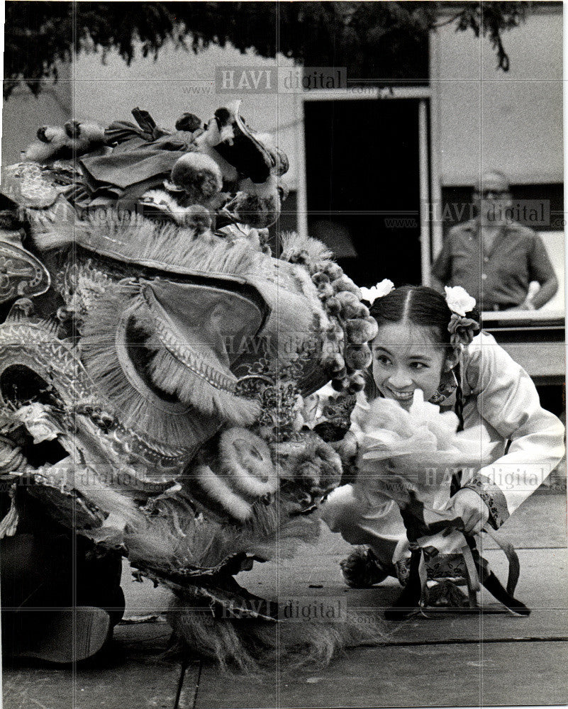 1980 Press Photo Victoria Lim Lion Dance  Madison Hts - Historic Images