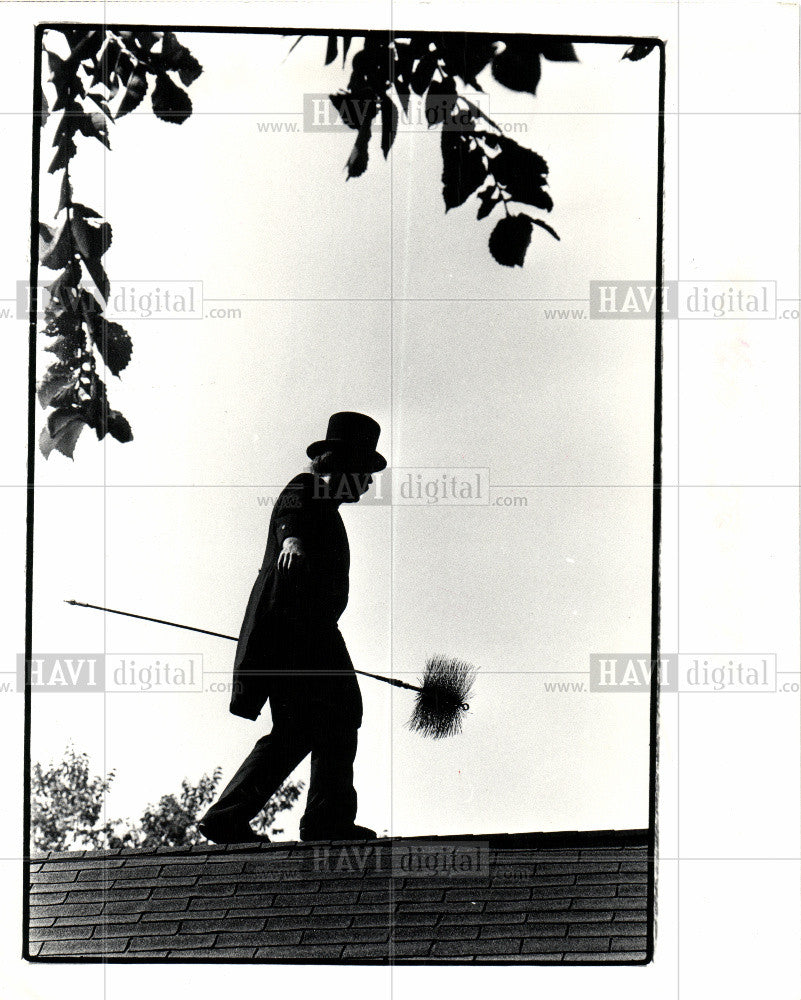 1982 Press Photo CHIMNEY SWEEP - Historic Images