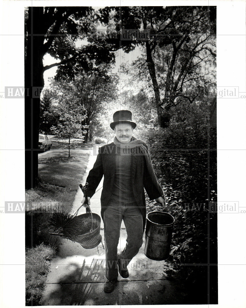 1984 Press Photo chimney sweep cleans chimneys - Historic Images