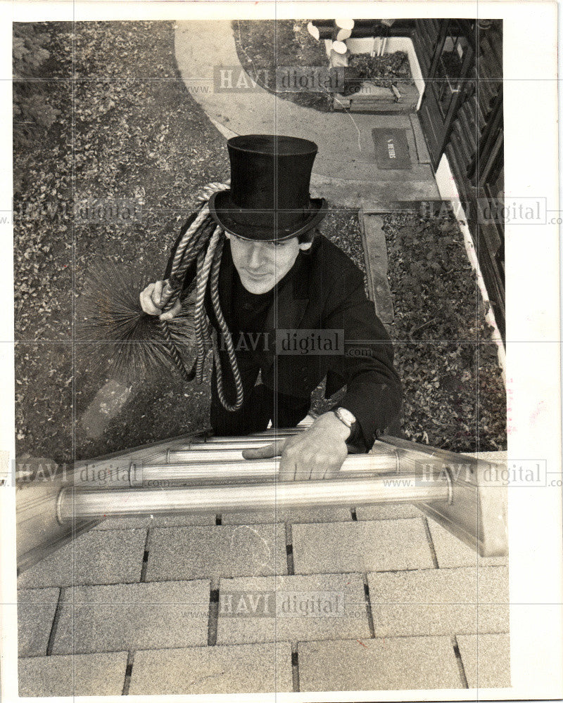 1976 Press Photo Chimney Sweep Dan Ogden  traditional - Historic Images