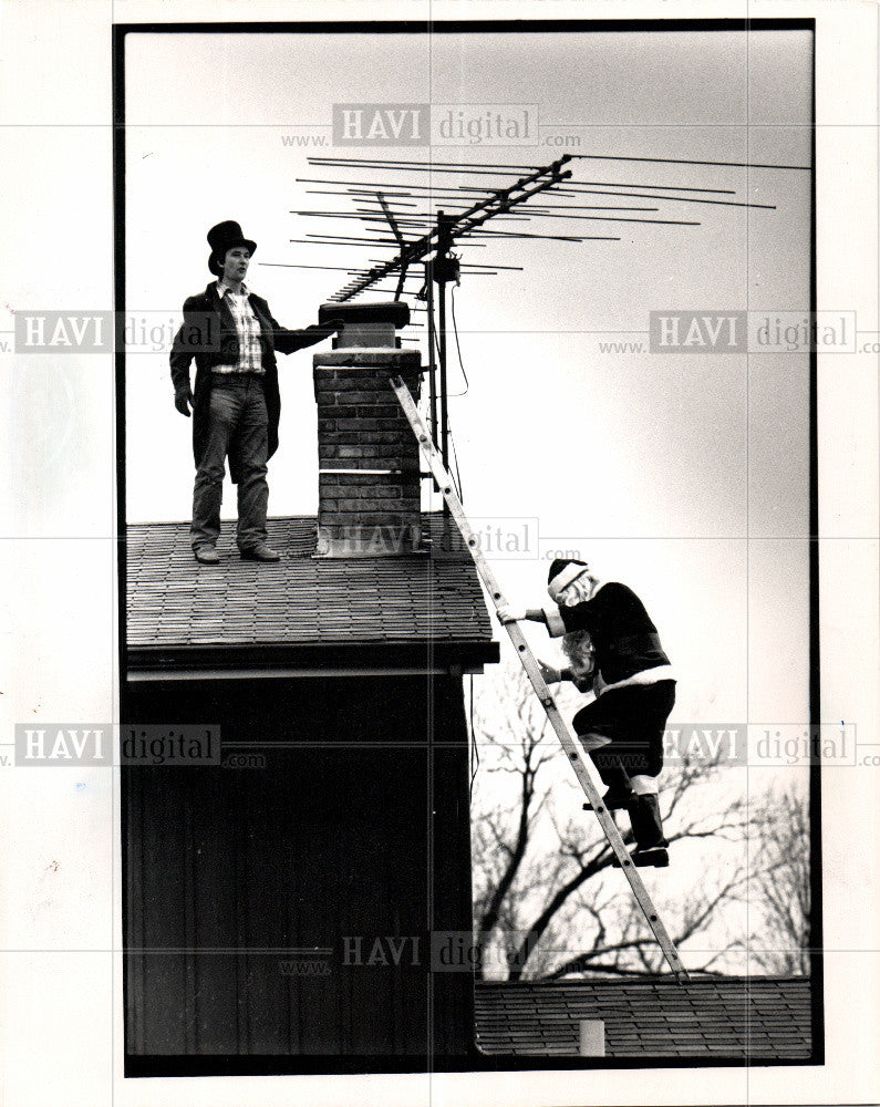 1988 Press Photo Santa Gary Vee climbs laddar chimney - Historic Images