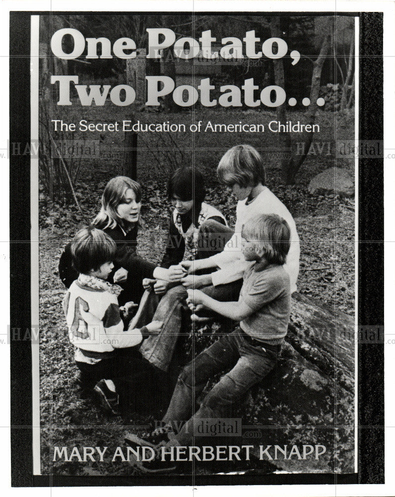 1976 Press Photo Mary and Herbert Knapp Book One Potato - Historic Images