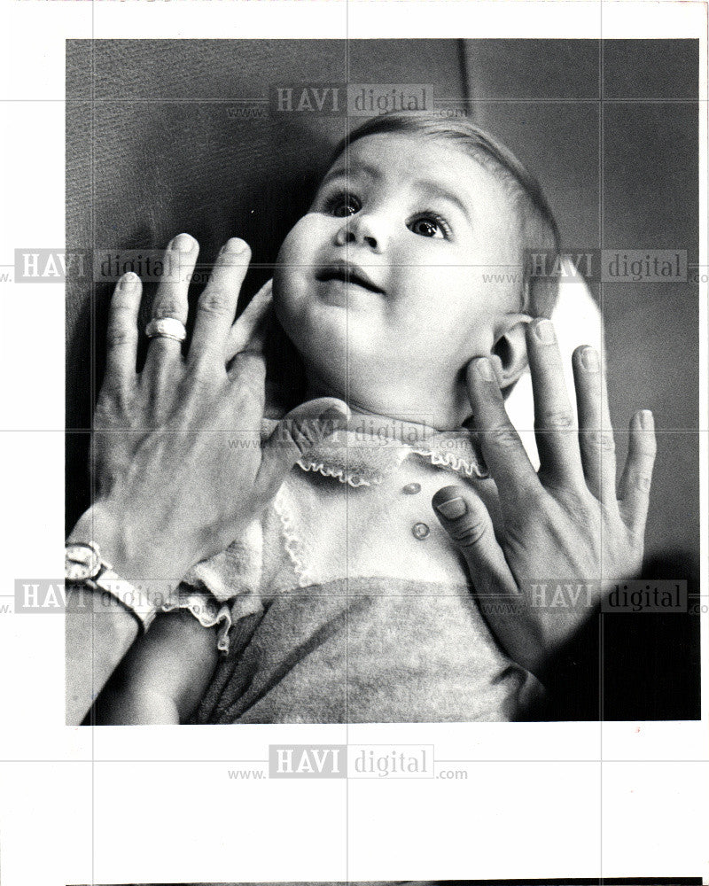 1982 Press Photo Wendy Lusis massage exercises - Historic Images