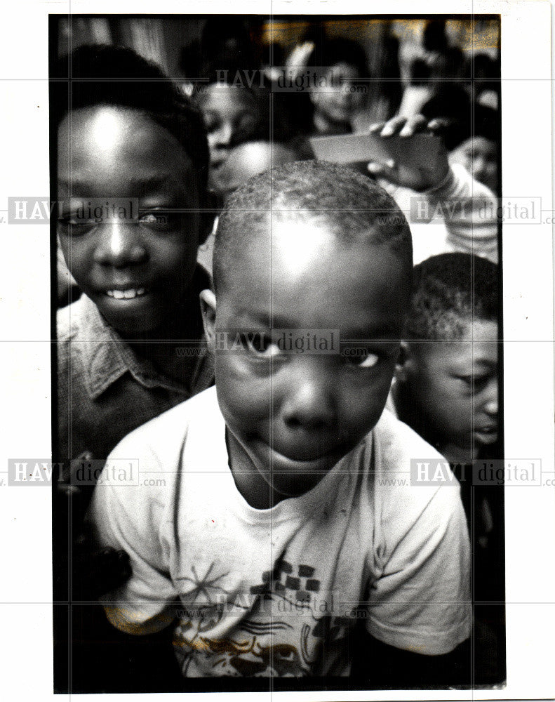 1992 Press Photo CHILDREN LINE UP OUTSIDE THE JONES - Historic Images