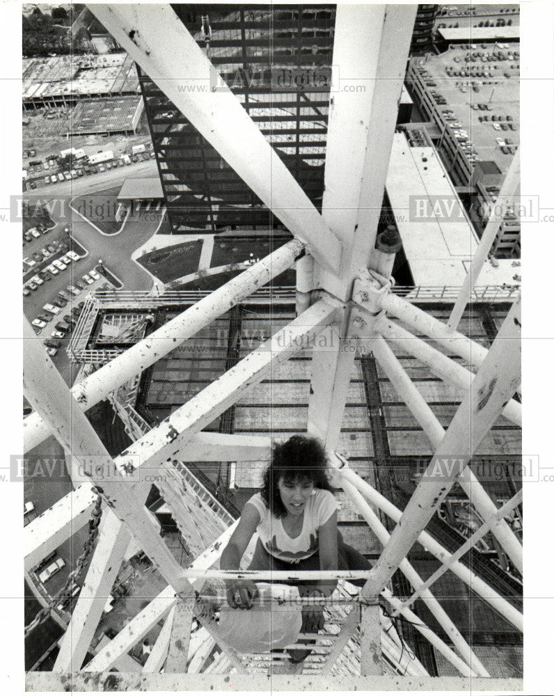 1985 Press Photo Shesha Tara Crane Operator Building - Historic Images