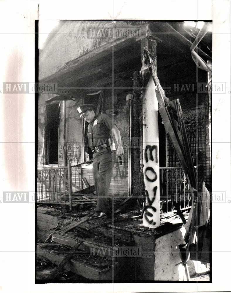 1988 Press Photo fire,guts,house,detroit,police,officer - Historic Images