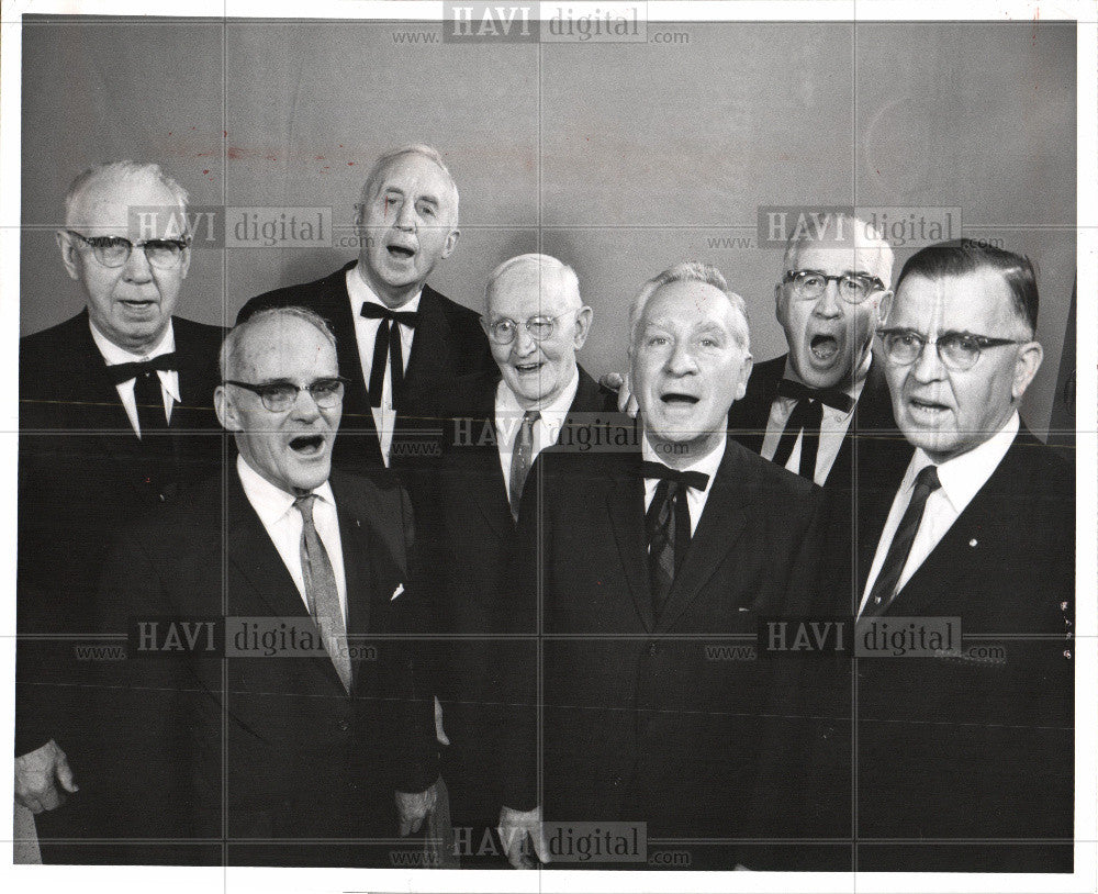 1966 Press Photo Christmas Elderly carolers 1966 - Historic Images