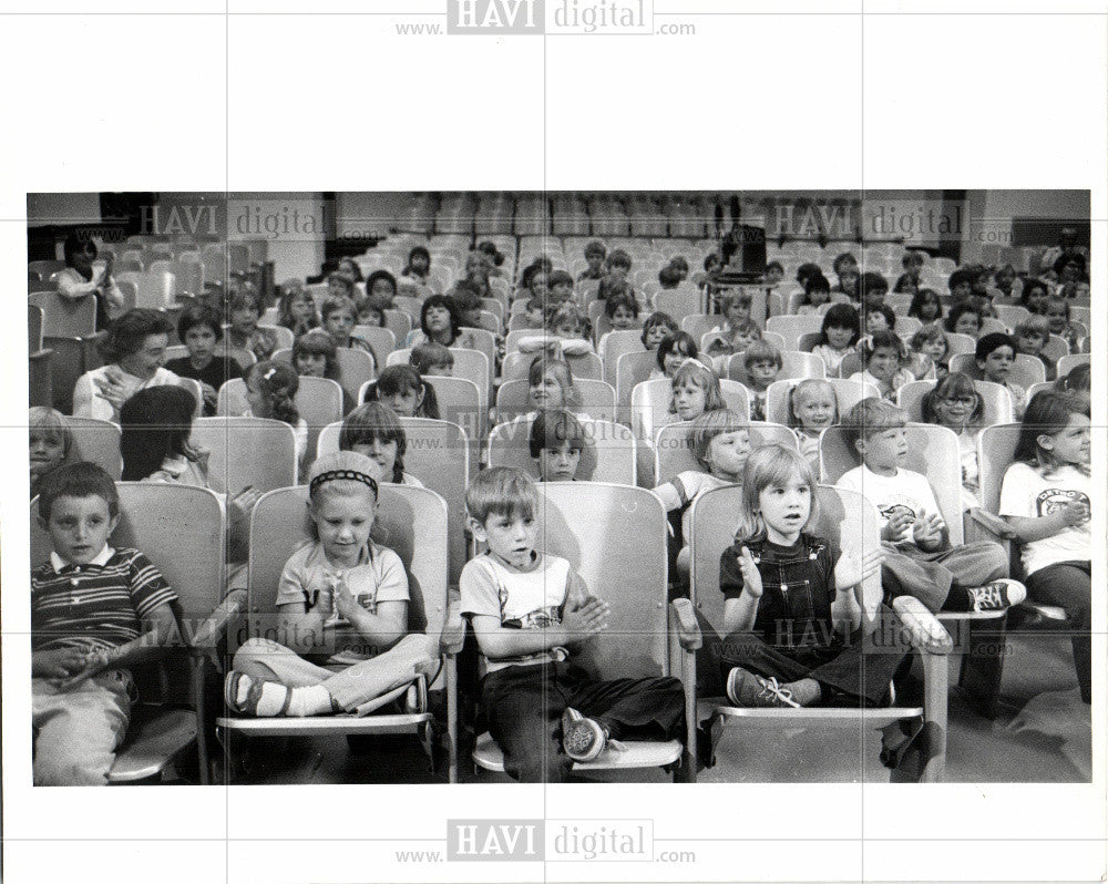 Press Photo children, group, crowd - Historic Images