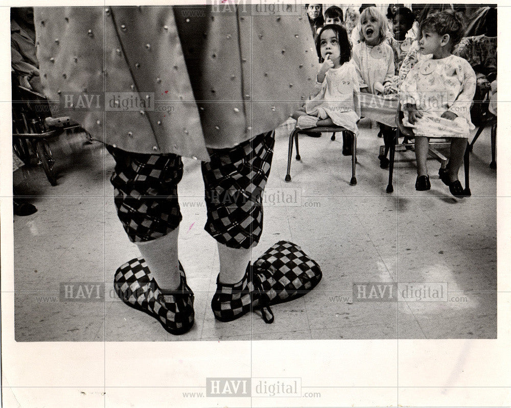 1972 Press Photo clown heals hearts - Historic Images