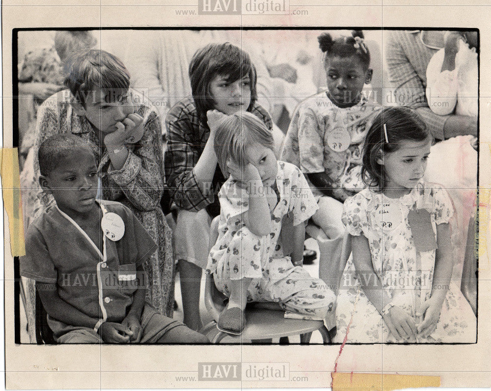 1974 Press Photo The kids meet Sandy - Historic Images