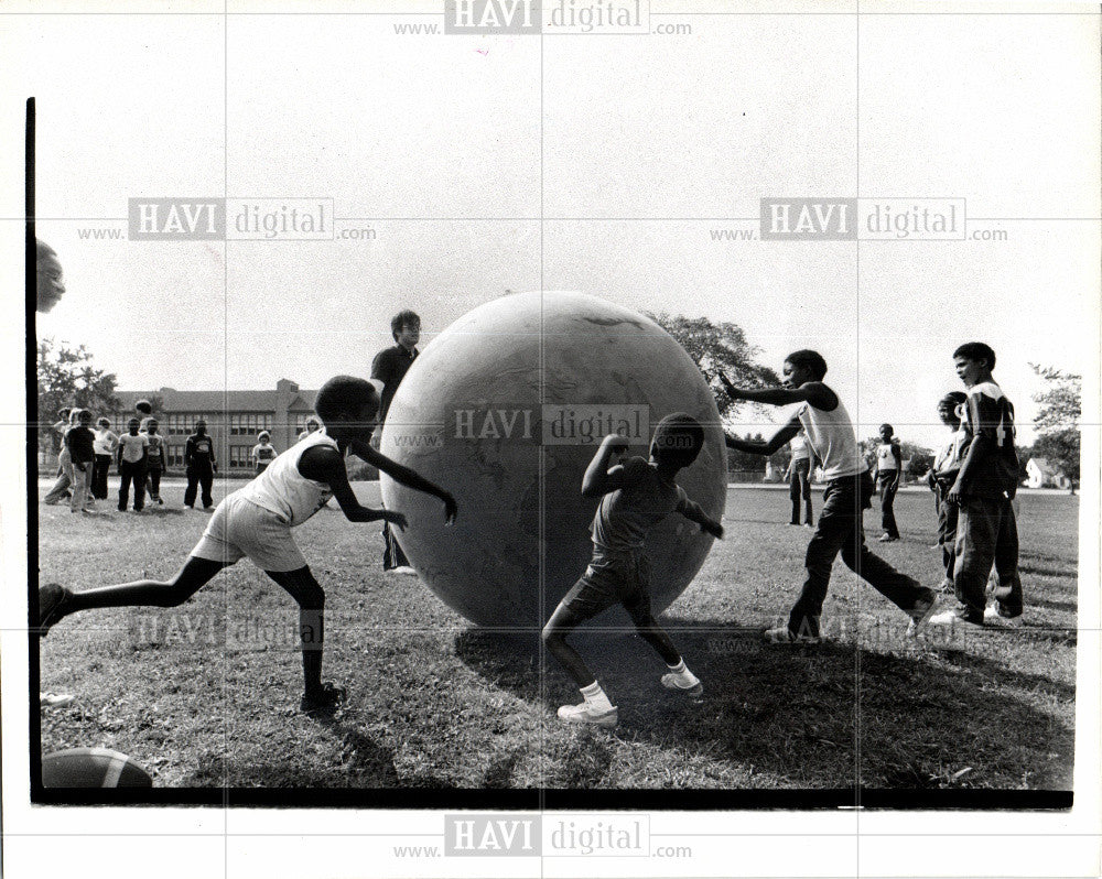 1980 Press Photo CHILDREN-PLAYING - Historic Images