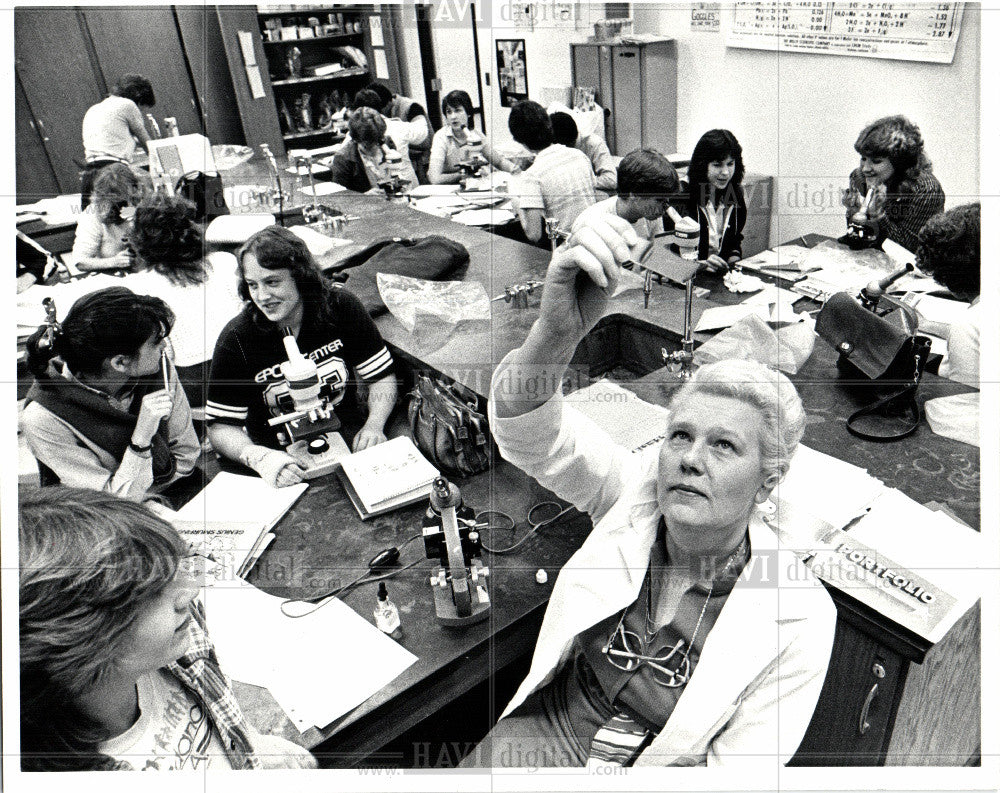 1953 Press Photo HIGH SCHOOL  SCIENCE TEACHER - Historic Images