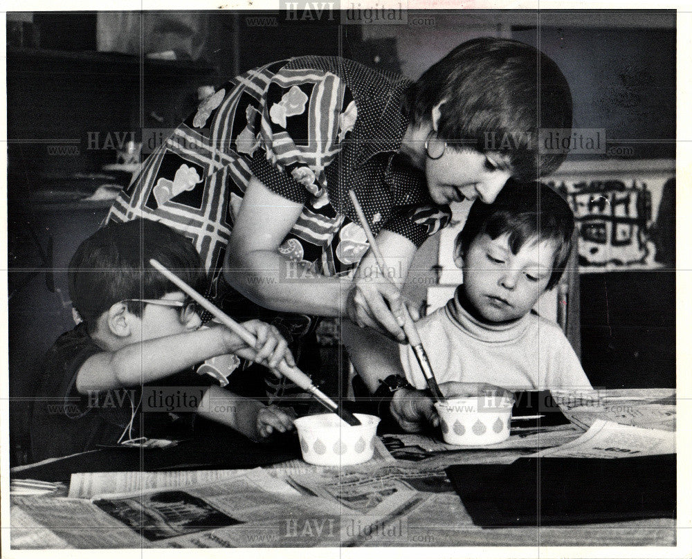 1974 Press Photo teacher lynda pietrzak children - Historic Images