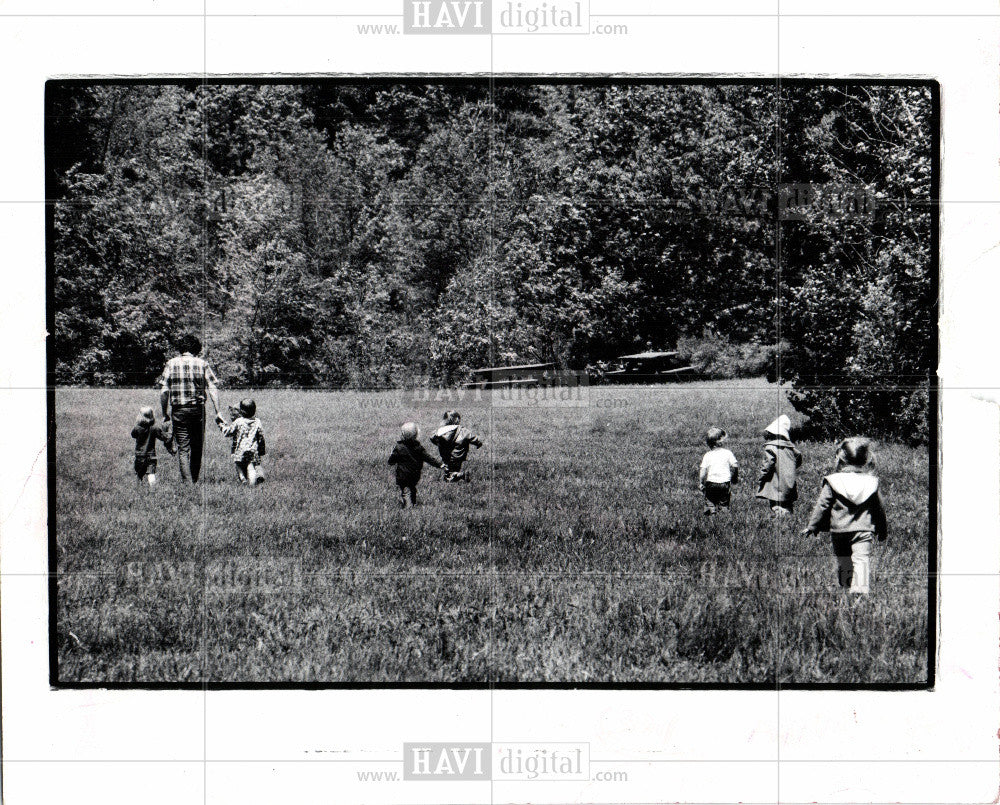 1988 Press Photo children playing - Historic Images