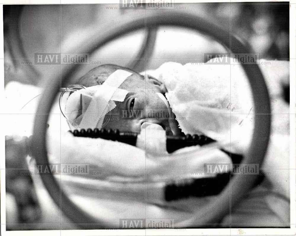 1980 Press Photo William Lord, baby, respirator - Historic Images