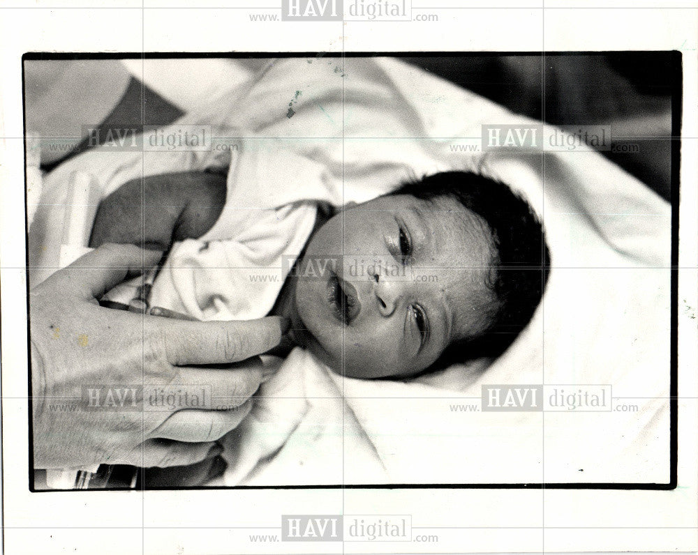 1986 Press Photo Children Infant abandoned baby - Historic Images