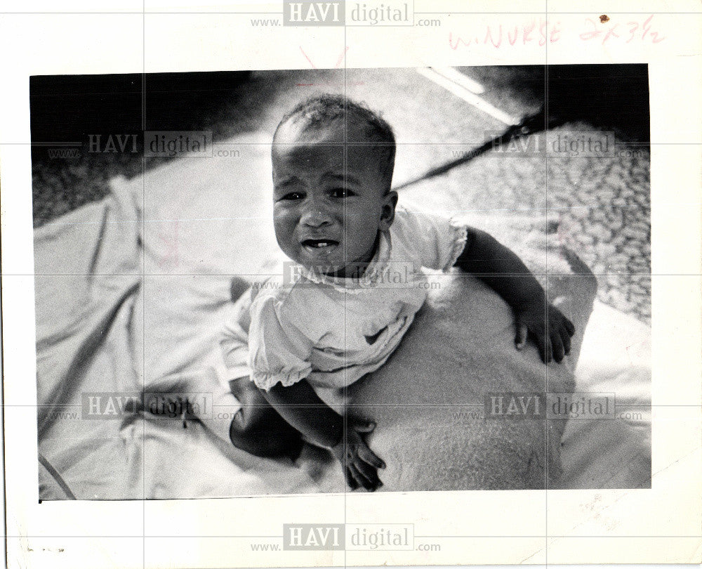 1972 Press Photo Cloris throws open the door - Historic Images