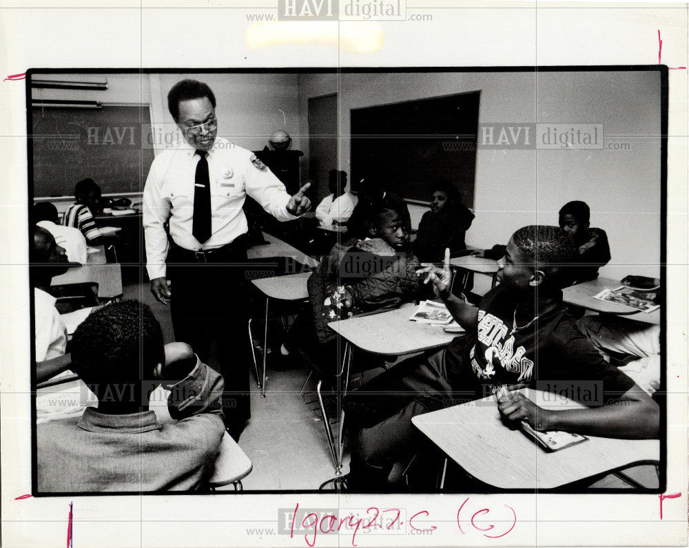 1992 Press Photo Police Joseph Slay Beckman Middle Sch - Historic Images